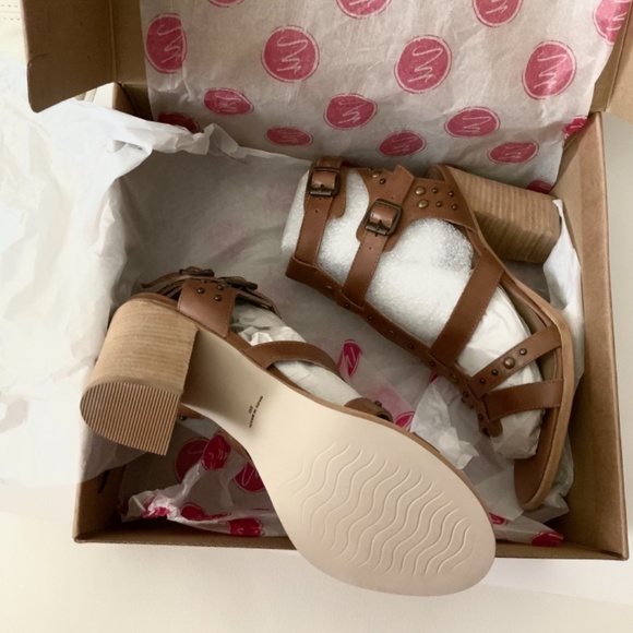 Matisse Cadence Saddle Leather T-Strap Heel Sandal - Picture 10 of 11